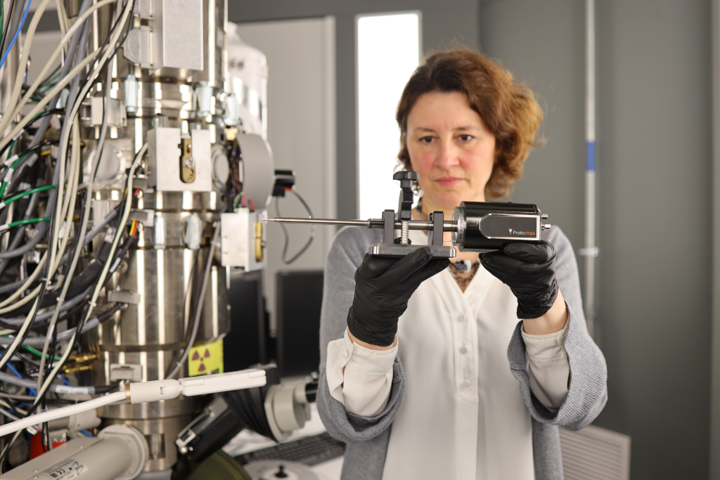jasna jankovic in a lab conducting an experiment